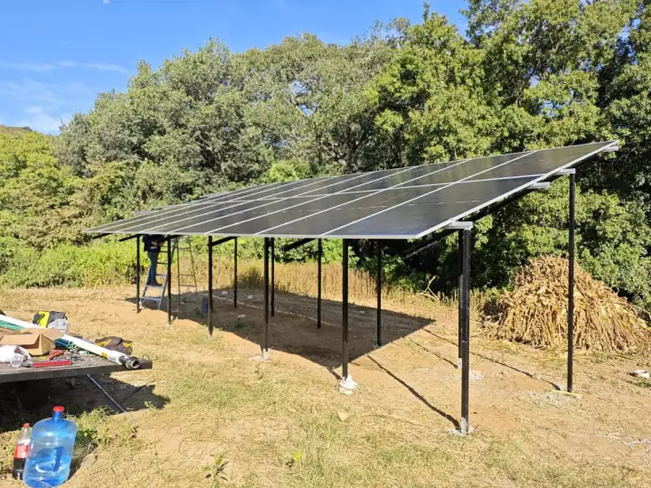 Arreglo de paneles solares para un sistema de bombeo solar de pozo