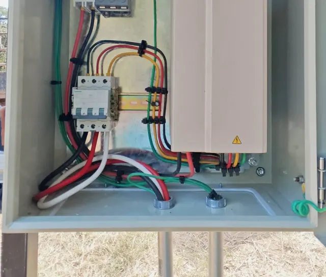 Gabinete con el variador solar y las protecciones de un sistema de bombeo