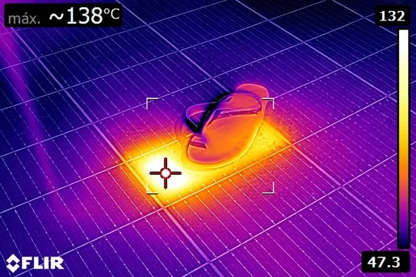 Imagen termográfica que muestra el punto caliente en un panel solar, hasta 138 °C