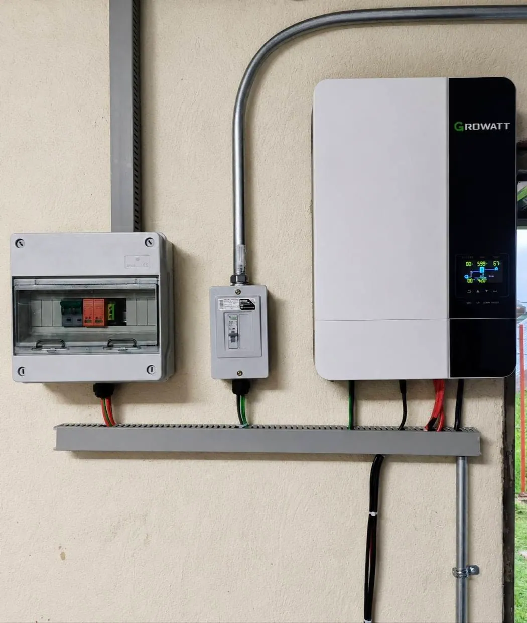 Inversor y baterías de un sistema solar aislado instalado en Tepatitlán
