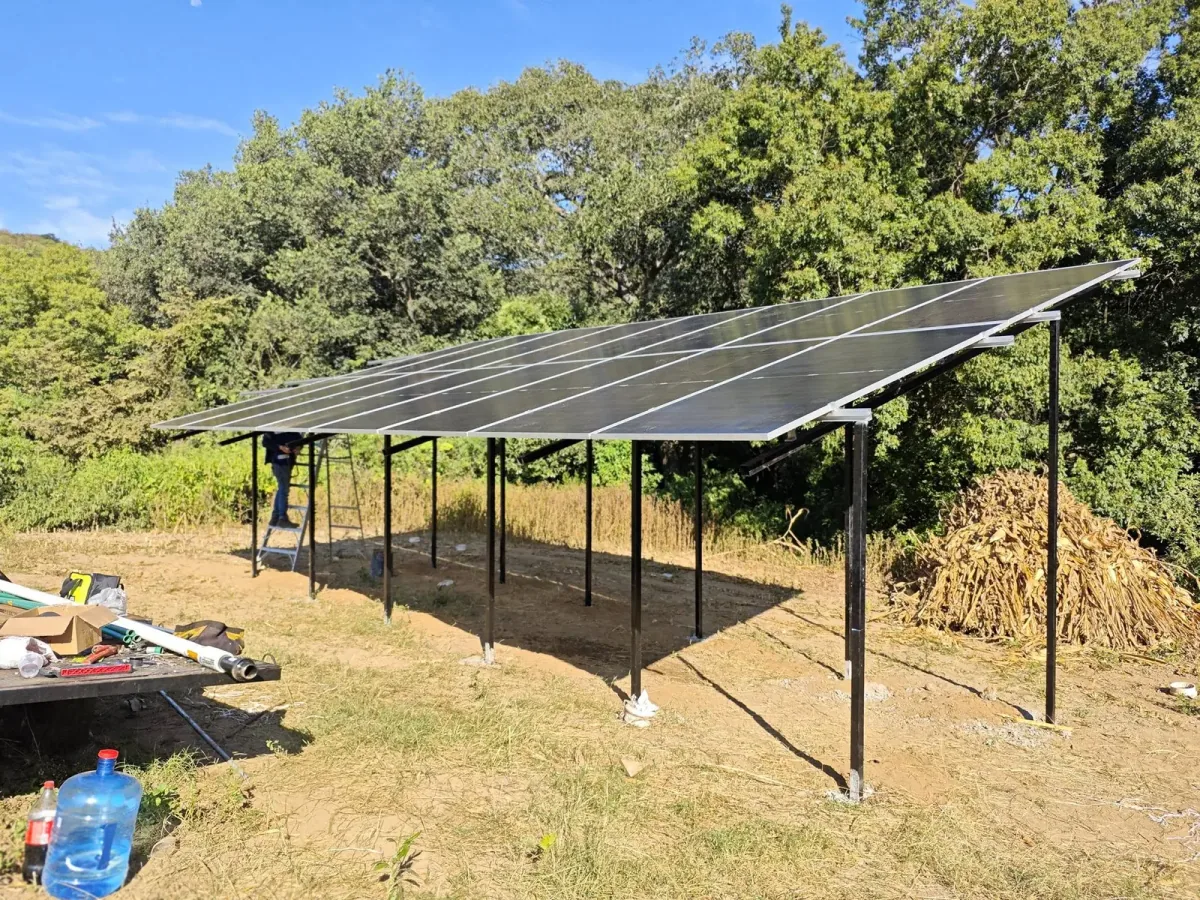 Paneles solares montados en estructura elevada de acero para bombeo