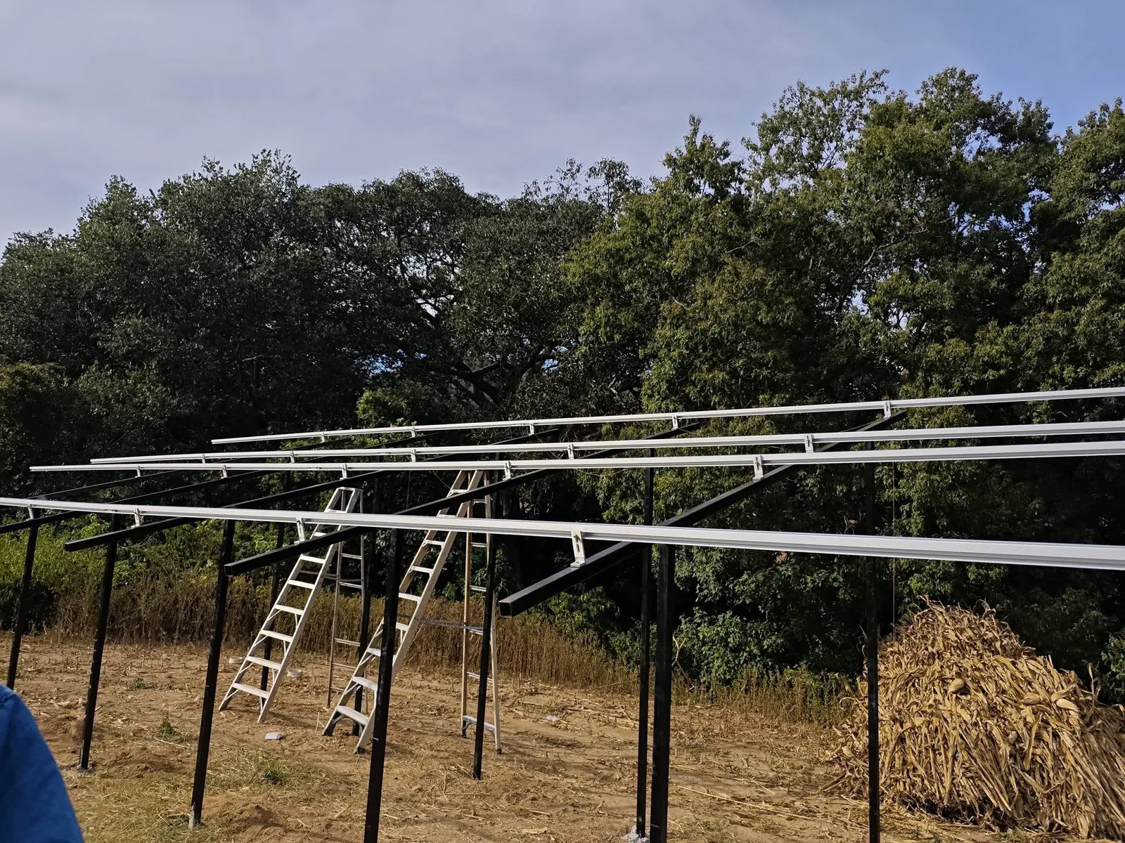 Estructura elevada de acero lista para montar los paneles de un bombeo solar en Zapotiltic