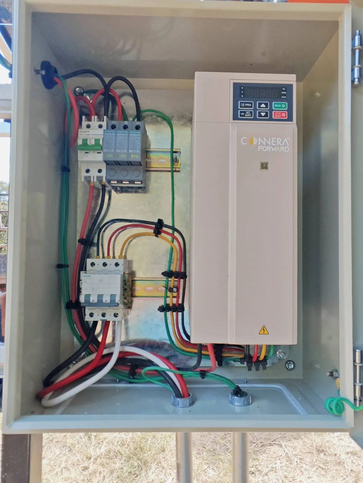 Gabinete con los equipos del sistema de bombeo solar