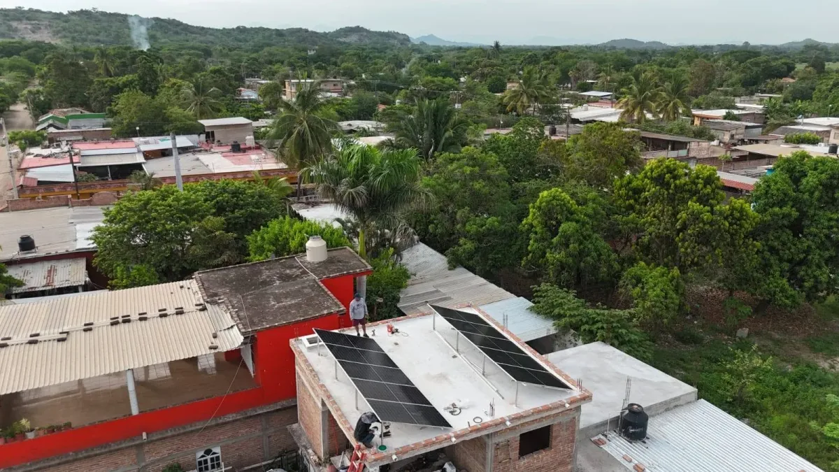 Toma aérea de un sistema híbrido solar en Zomatlán, Nayarit