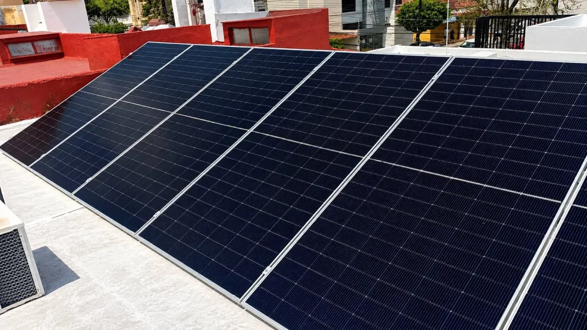 Módulos solares de un sistema interconectado en Zapopan