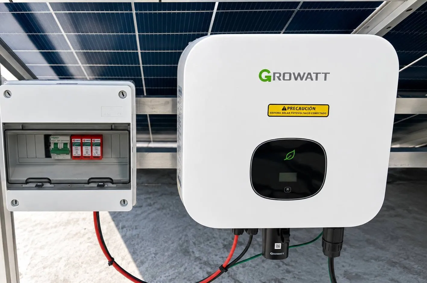 Inversor Growatt y gabinete de protecciones de un sistema solar interconectado en Zapopan