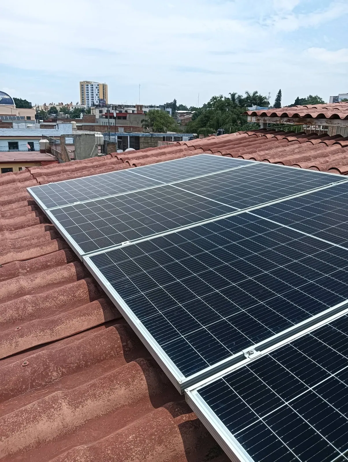 Módulos solares con hanger bolt sobre techo de teja en Tlaquepaque