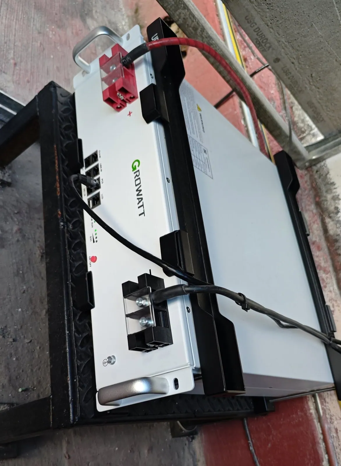 Batería de litio instalada en muro