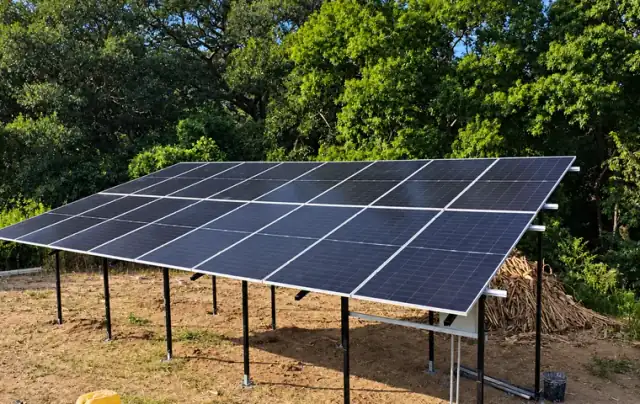 Sistema de bombeo solar con estructura en campo agrícola