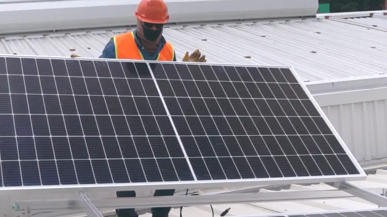 Instalación de paneles solares de un sistema interconectado a CFE